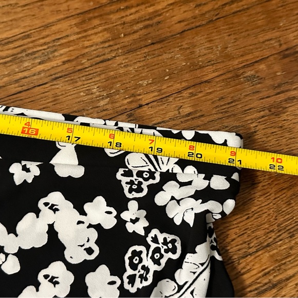 Chico's Diagonal Black and White Floral Skirt Pull On Flowing Size 4 XXL 20 - Picture 7 of 7